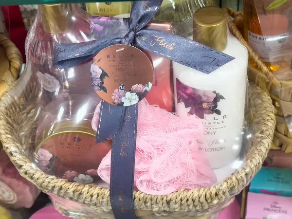 Şakayık kokulu banyo malzemeleri ve pembe banyo pufuyla hediye sepeti..
