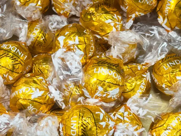 Altın sarısı çikolatalı trüf mantarı..