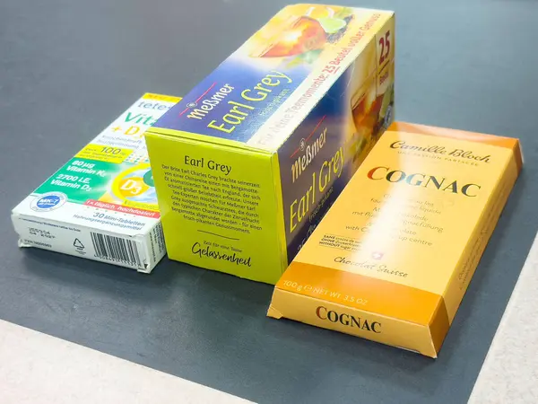 Renkli ambalajlarda gösterilen içecek ve çikolataların çeşitliliği.