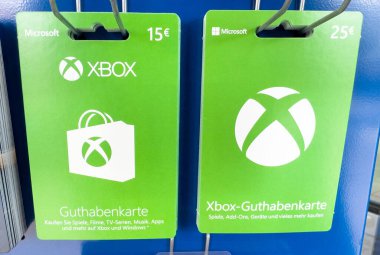 Mağazada Xbox guthabenkarte sergisi - oyun ve eğlence için dijital hediye kartları.