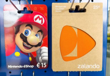 Nintendo eshop ve zalando hediye kartları perakende rafında sergilenmektedir.