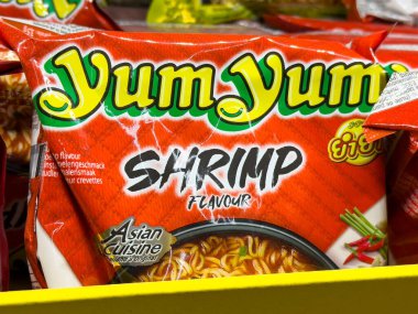 Lezzetli karides aromalı Asya mutfağı bölümünde hazır erişte paketi..