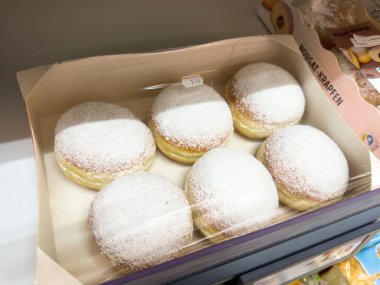 Süpermarketin rafında bir kutu şekerli Alman berliner çöreği..