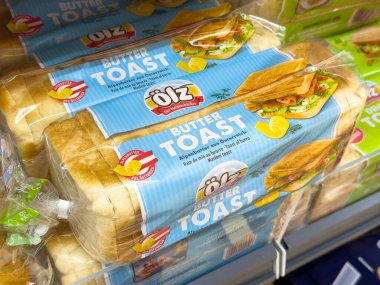 Ekmek ambalajında tereyağlı ekmek..