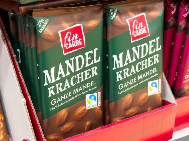 Fin carre mandel kracher çikolata kutusu.