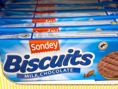 Sondey çikolatalı bisküviler market koridorunda sergileniyor..