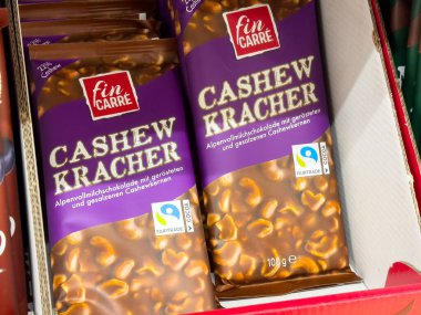 Market koridorunda Fin carre cashew kracher çikolata sergisi.