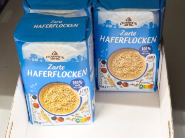 İki paket Crownfield zarte haferflocken yulaf lapası sergileniyor..