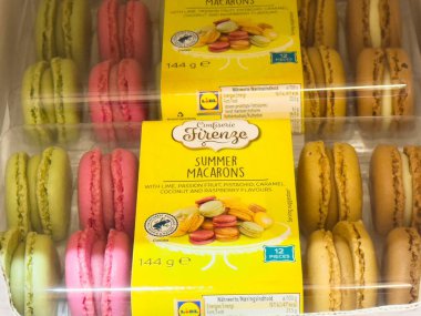 Paketlemedeki çeşitli makaron tatları: kireç, tutku meyvesi, şam fıstığı, karamel, hindistan cevizi, ahududu.
