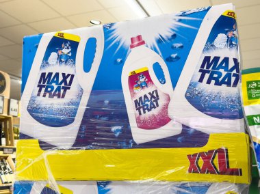 Süpermarket koridorunda Maxi trat çamaşır deterjanı görüntüsü.