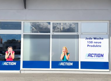 Reklam vitrininde heyecanlı kadın modellerle perakende satış reklamı.