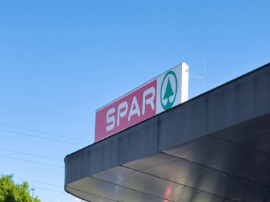 Açık mavi gökyüzüne karşı spor süpermarket işareti.