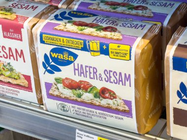 Wasa hafer sesam crispbread paketleme mağaza rafında.