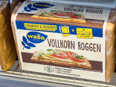 Tam tahıllı çavdar ekmeği paketi markette sergileniyor..