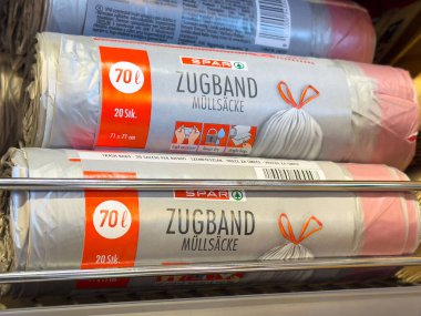 Mağazada askıları olan ağır çöp torbaları..