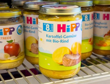 Süpermarkette çeşitli bebek maması kavanozlarında hippi markası sergileniyor..