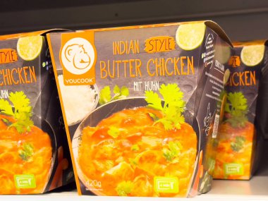 Süpermarket rafında Hint usulü tereyağlı tavuk paketi.