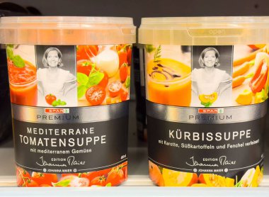 Akdeniz domatesi ve balkabağı çorbaları kadın portresiyle paketlenmiş..