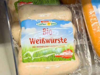 Süpermarket görünümünde organik buğday ezmesi ambalajı.