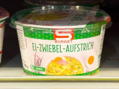 Yumurta ve soğan depolama rafında yeşil ambalajda serpilmiş..