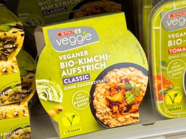 Vejetaryen biyo-kimchi, süpermarket vitrinine şeker koymadan klasik olarak yayılır..