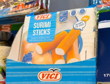 Süpermarketin rafında hazır yemek etiketli paketlenmiş surimi çubukları..
