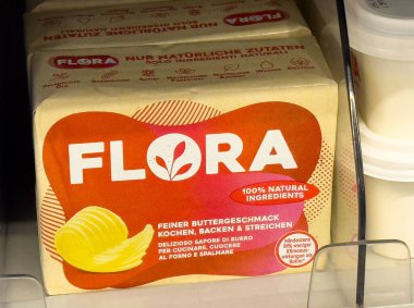 Dükkanda doğal malzemelerle birlikte margarin ambalajı.
