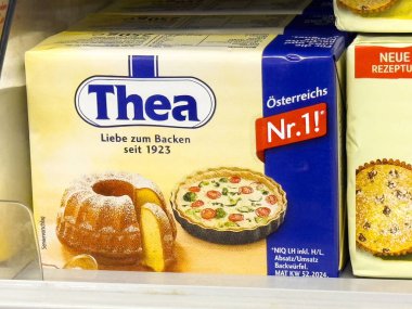 Thea pasta ve kiş resimli margarin paketi hazırlıyor..