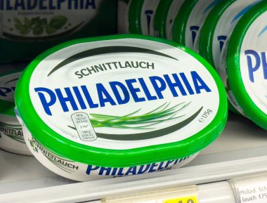 Markette sergilenen Frenk soğanı aromalı Philadelphia krem peynir paketi.