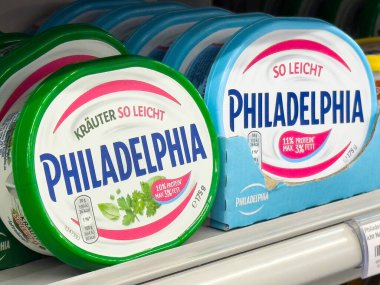 Philadelphia krem peynir varyantları süpermarketin rafında.