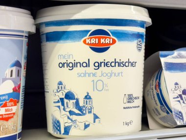 Kri Kri Yunan yoğurdu süpermarketteki raflarda% 10 yağ ambalajı.