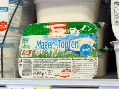 Rafta az yağlı kremalı kuark ambalajı.