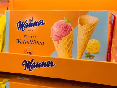 Manner dondurmalı waffle külahları canlı ekranda paketleniyor.