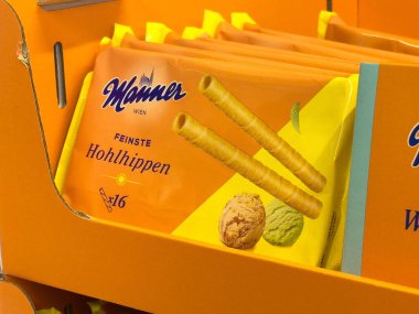 Mağazada gösterilen adam hohlhippen fındıklı gofret paketlemesiName.