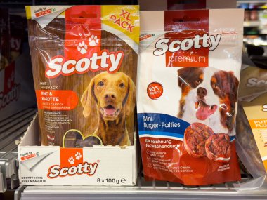 Perakende rafında çeşitli köpek maması, İskoç atıştırmalıkları ve hamburger köfteleri var..