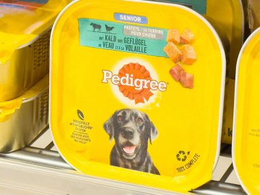 Siyah labrador görüntüsü ve besin bilgisi olan yaşlı köpekler için köpek maması paketi.