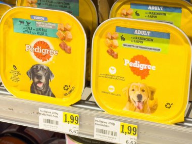 Mağazadaki köpek maması ambalajı: Yaşlı ve yetişkin köpekler için soylu ıslak yiyecek.
