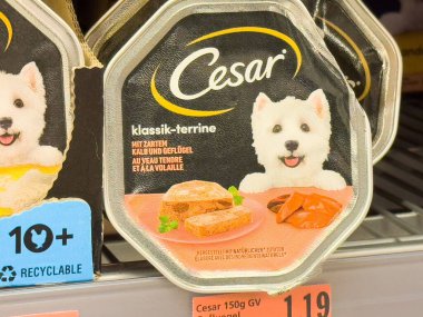 Mağaza rafında beyaz köpek resmi olan Cesar köpek maması paketi.