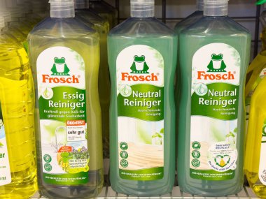 Rafta yeşil ve nötr etiketli Frosch temizlik ürünleri.