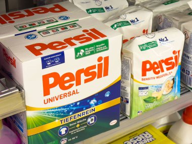 Depolama rafında ambalaj detaylarıyla gösterilen Persil deterjan çeşitliliği.