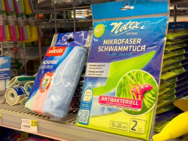 Fiyat etiketli antibakteriyel mikrofiber temizlik bezleri..