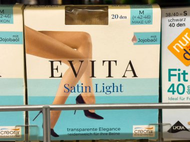 Evita saten hafif tayt paketleme kadın model bacaklar ve jojoba yağı özelliği.