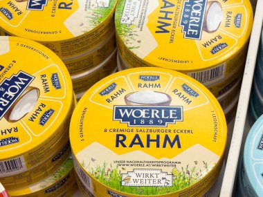 Woerle rahm kremalı Avusturyalı süt ürünleri süpermarketin soğutmalı bölümünde sergileniyor..