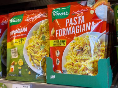 Raftaki sihirbaz paketleri için Knorr makarnası.
