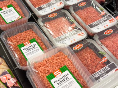 Süpermarkette paketlenmiş et çeşitleri.
