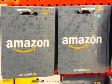 Amazon hediye kartları perakende mağazasında 25 ve 50 avro değerleriyle sergileniyor.