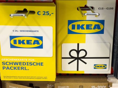 Ikea hediye kartları mağazada fiyatlandırma ve markalaşma ile gösterilir.