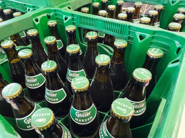 Bira deposunda yeşil kapaklı cam bira şişeleriyle dolu yeşil sandıklar..