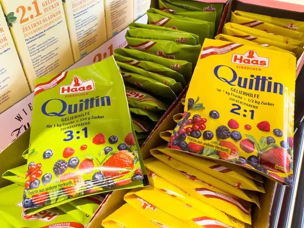 Haas jel ajansları 2: 1 ve 3: 1 Meyve reçeli yapmak için mağaza vitrininde.