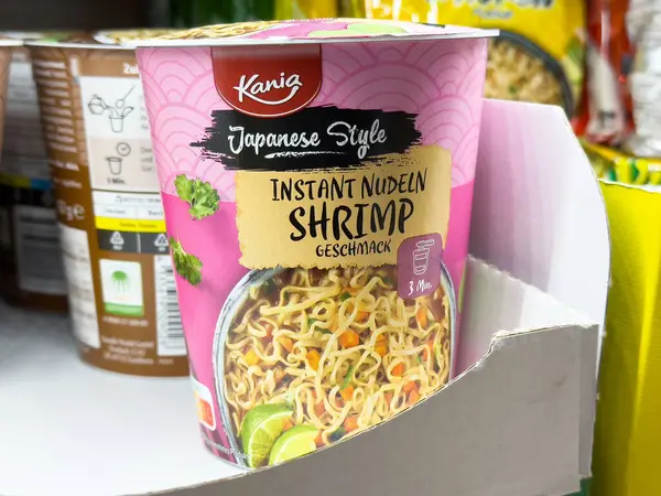 Japon usulü karides hazır erişte kabı. Rafta canlı pembe ambalajlı..